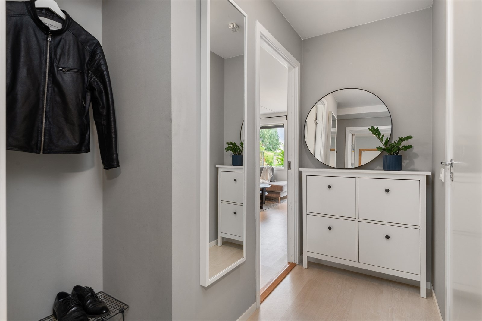Entreen har et lite innhuk som gir plass for oppbevaring av yttertøy og sko. Galleribilde
