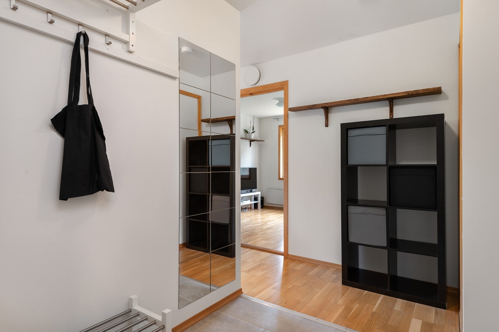 Inngangspartiet på 3,5 m² oppleves som innbydende. Hybeldelen har også tilgang til bodplass i borettslagets kjeller. Galleribilde