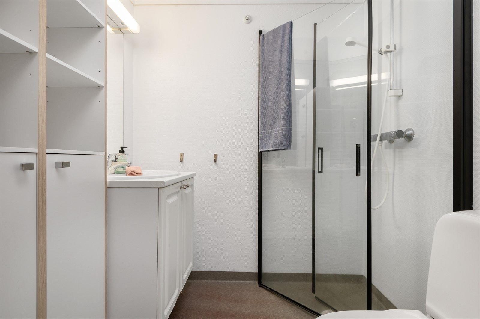 Badet er på 2,5 m² og har varme i gulv. Badet er oppgradert med nye innfellbare dusjdører. Galleribilde