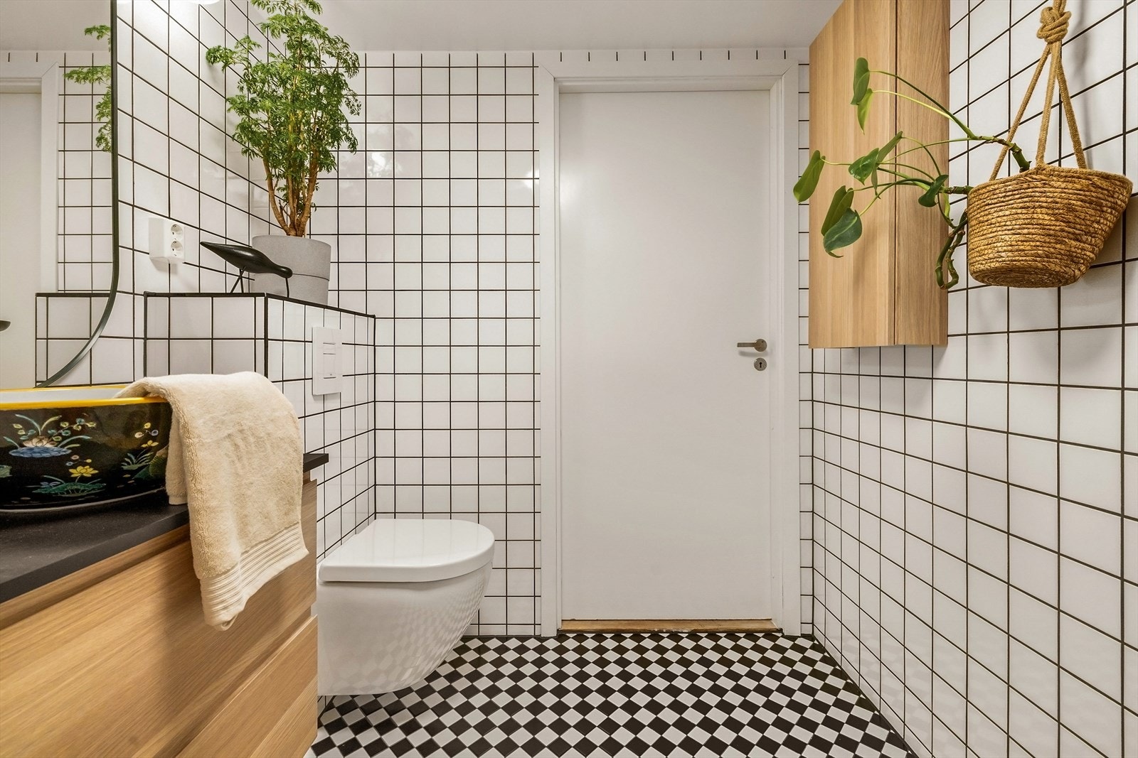 Badet er helfliset med varmekabler i gulvet og inneholder: Opplegg til vaskemaskin og tørketrommel, vegghengt toalett, ny baderomsinnredning og servant fra Stiltje, samt dusj. Galleribilde