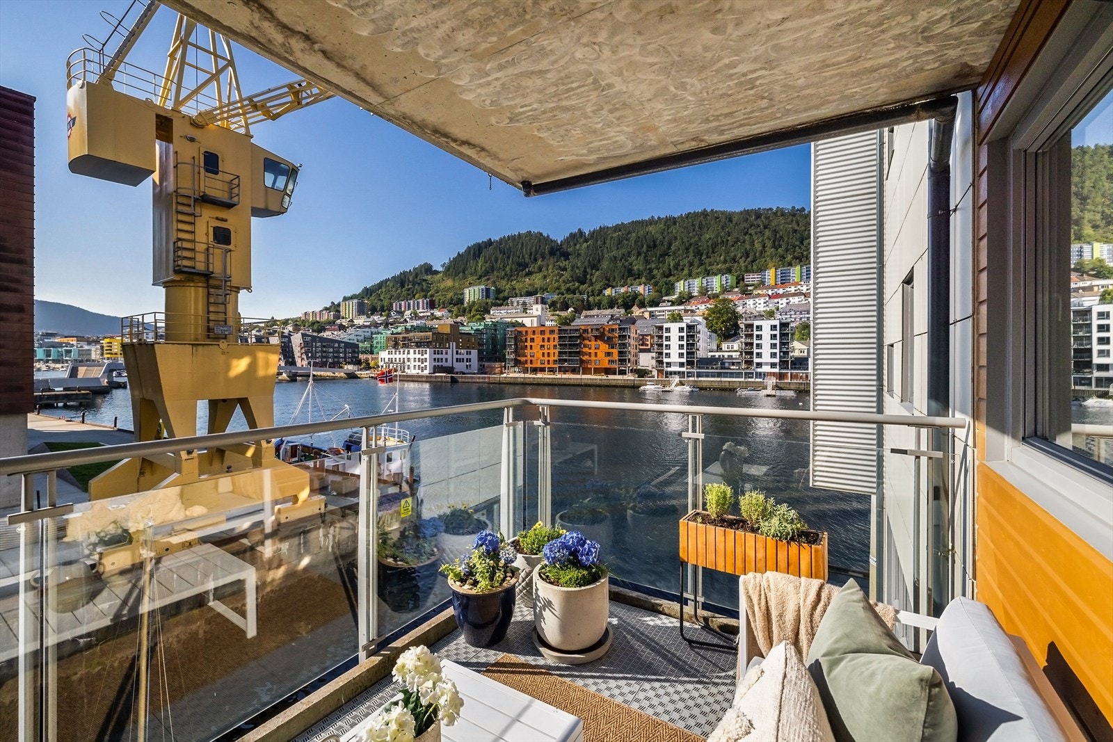 Balkongen har god plass til sittegruppe, evt grill og beplantning. Galleribilde