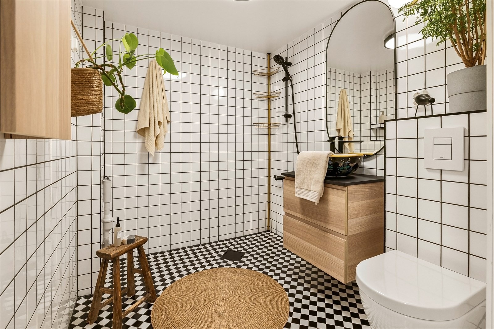 Delikat og innbydende bad fra 2022. Det er plass til badekar om ønskelig. Badet er utført av fagfolk. Galleribilde