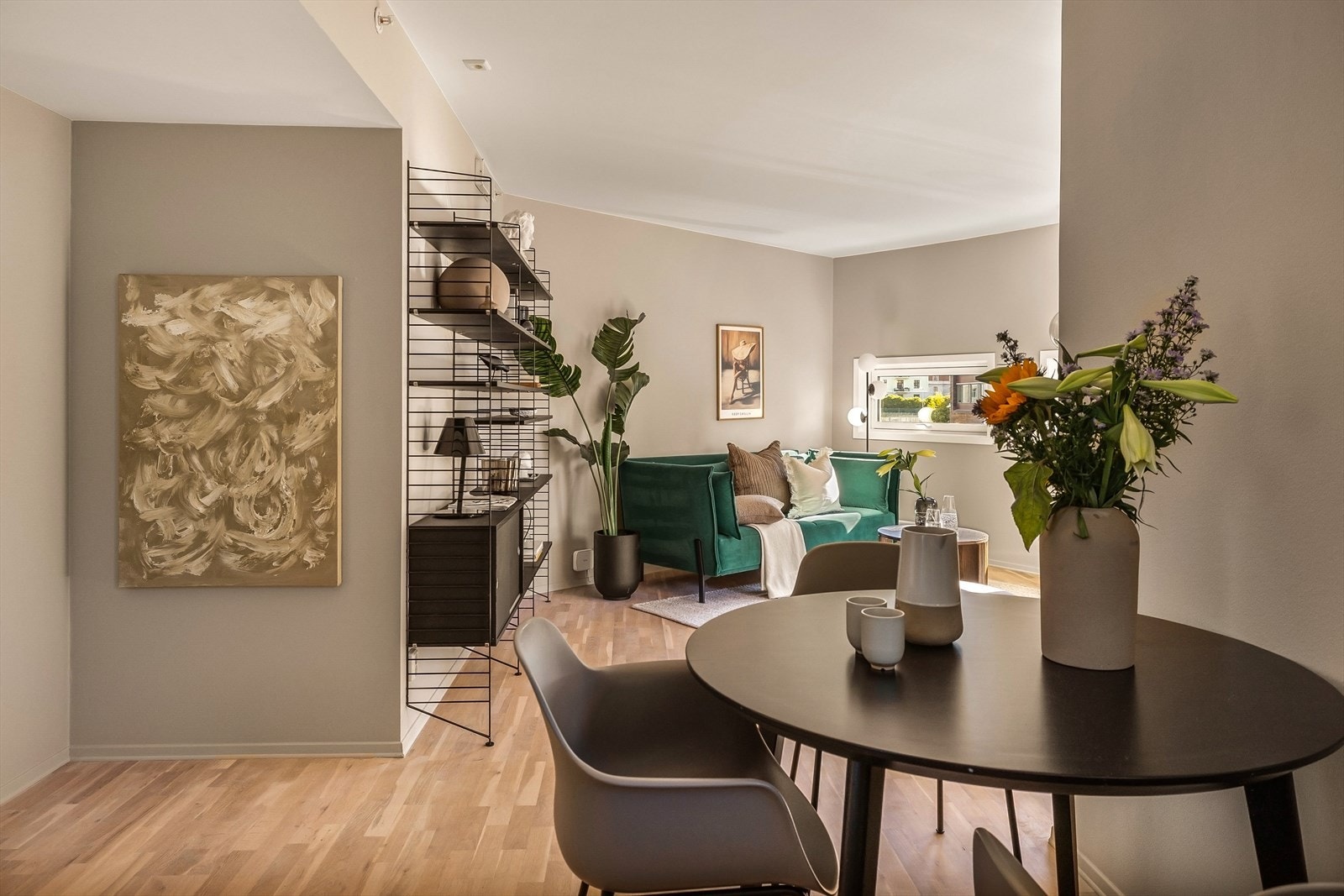Det er åpen løsning mot kjøkkenet som gjør det trivelig med middagsselskap. Galleribilde