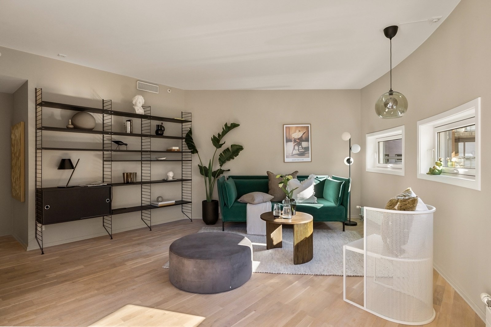 Stuen har en flott utforming med plass til både sofa- og spisegruppe. Galleribilde
