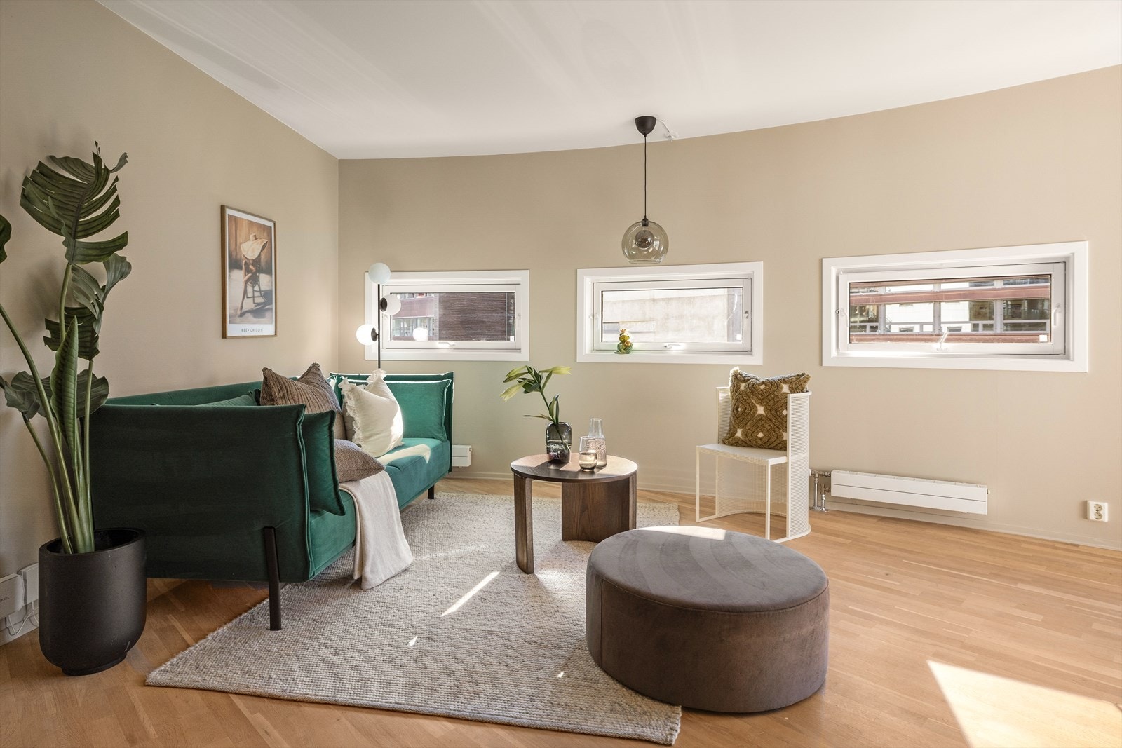 Tidsriktige fargevalg med 3-stavsparkett på gulvet. Galleribilde