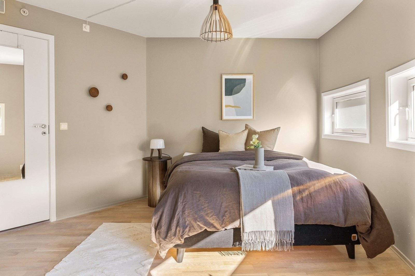 Leiligheten har to soverom, begge av god størrelse med plass til både, dobbeltseng, nattbord og garderobe. Galleribilde