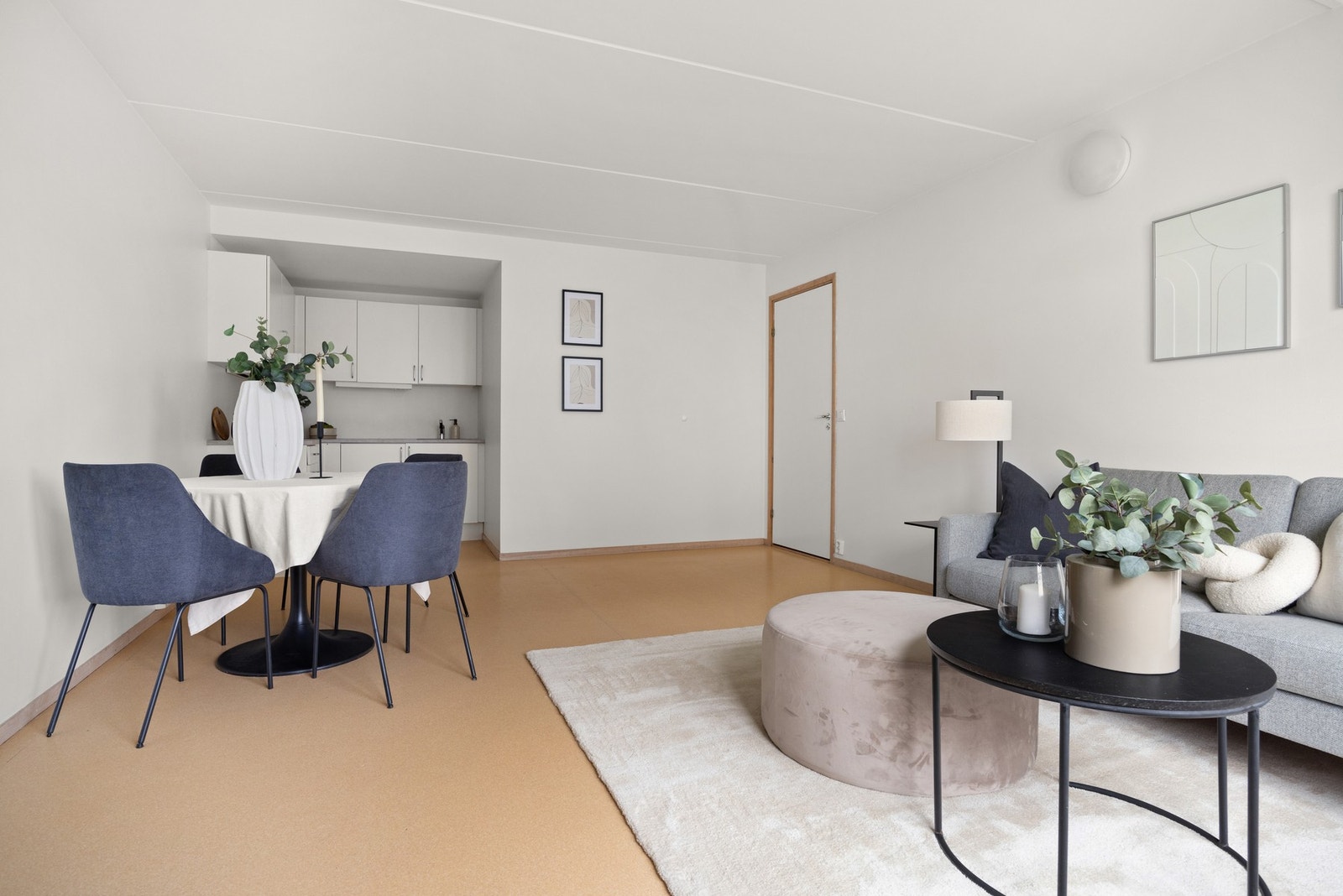 Leiligheten har en åpen stue- og kjøkkenløsning som skaper et sosialt allrom. Galleribilde