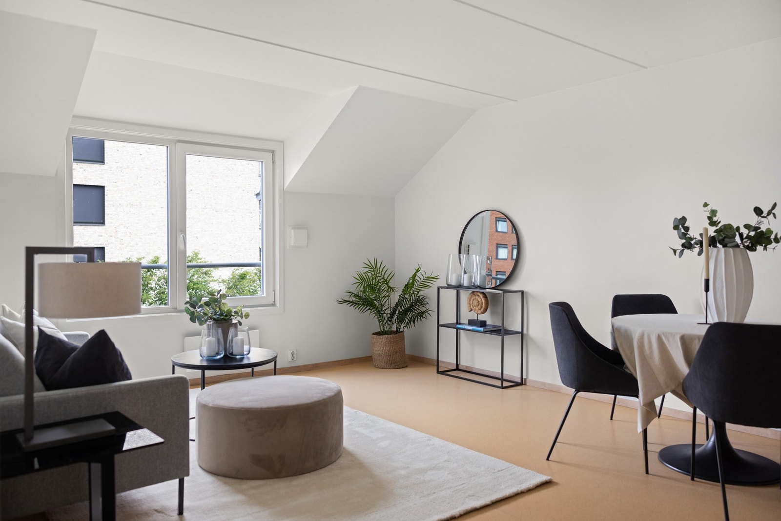 Stuen er lett å møblere, og har plass for spisegruppe, sofagruppe og tv-seksjon. Galleribilde