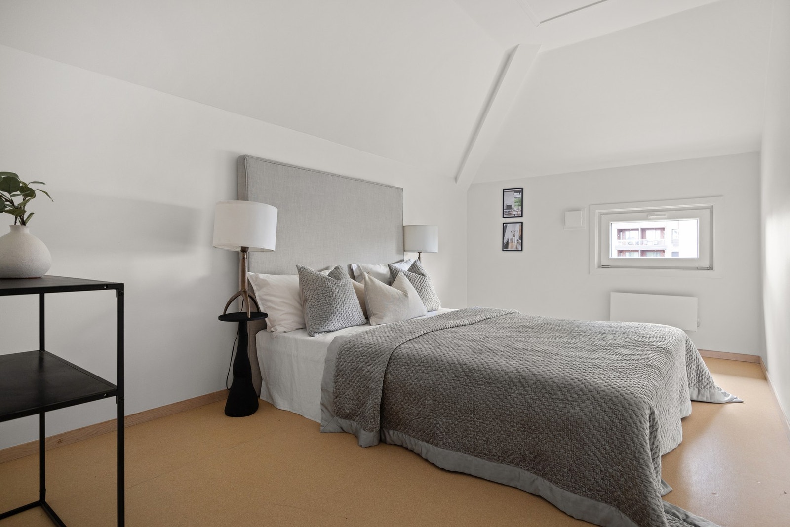 Soverommet er romslig og har plass til stor dobbeltseng, nattbord og garderobe. Galleribilde