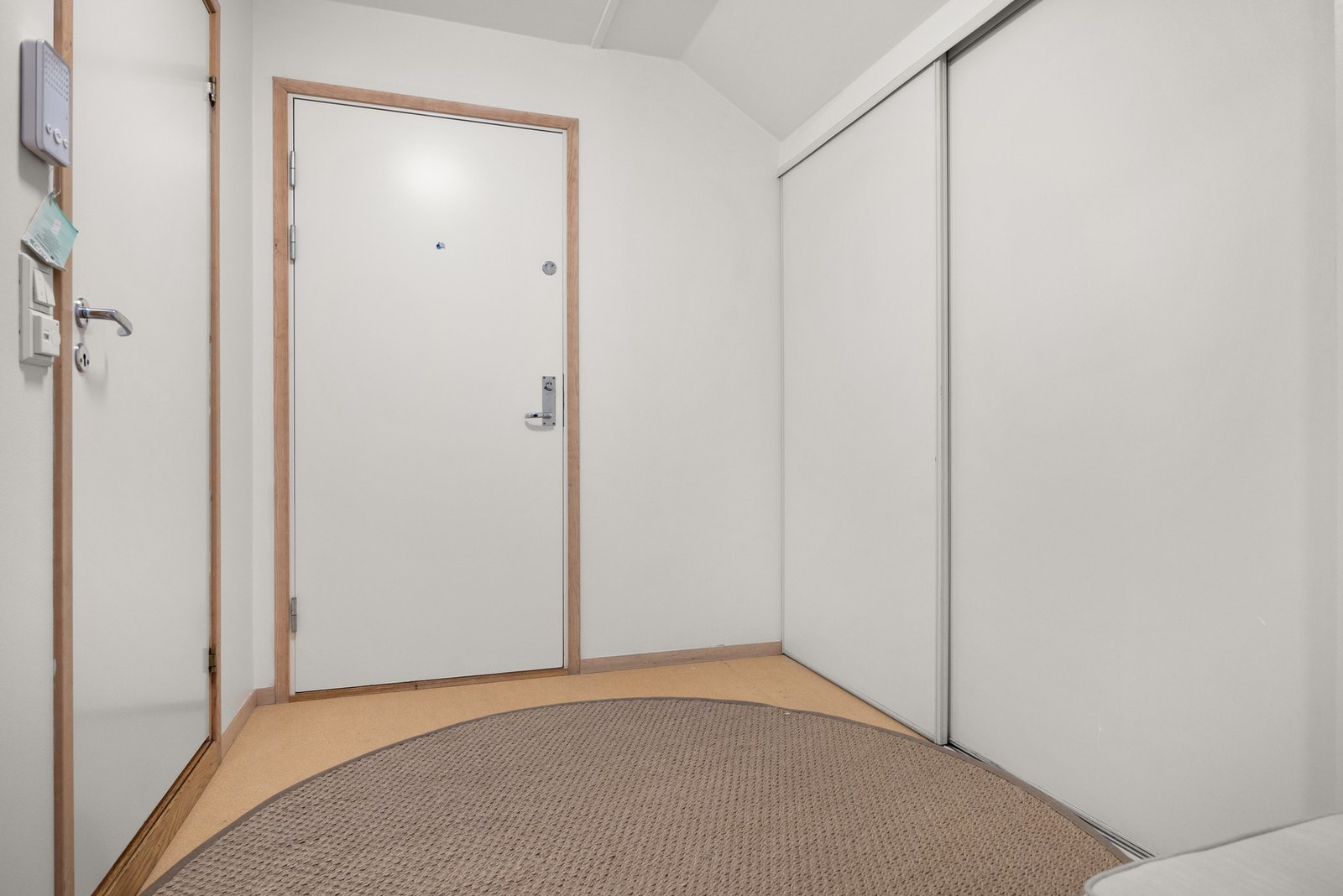 I entré har du godt med skapplass i skyvedørsgarderobe. Galleribilde
