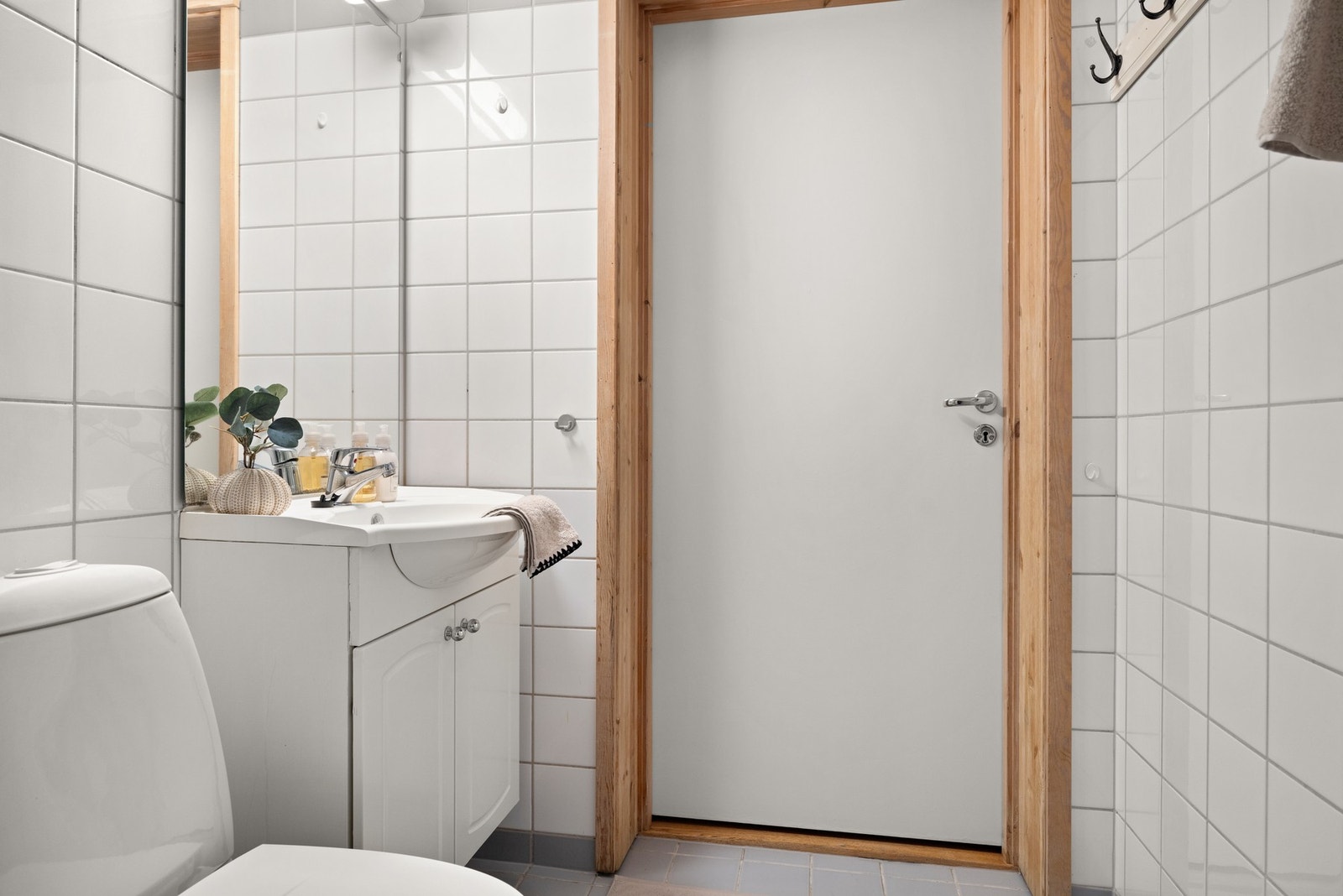 Badet inneholder dusj, toalett og baderomsinnredning med speil over. Galleribilde