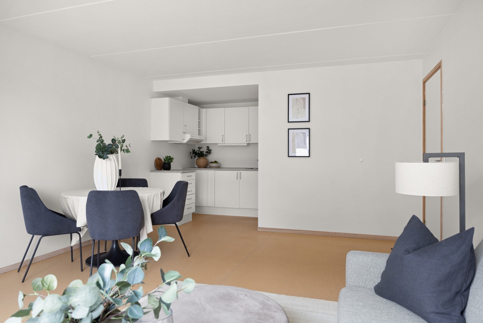 Kjøkkenet ligger åpent til stuen. Kjøkkeninnredningen er lys og tidløs. Galleribilde