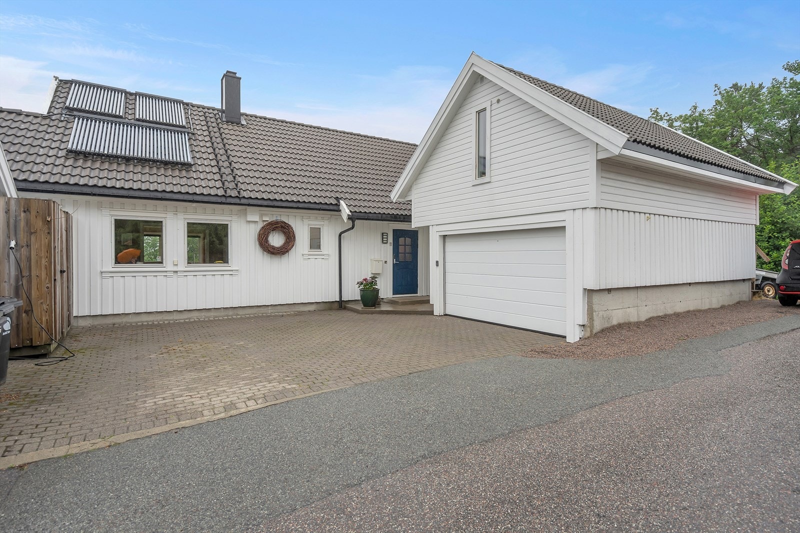 Solceller og solfanger på tak Galleribilde