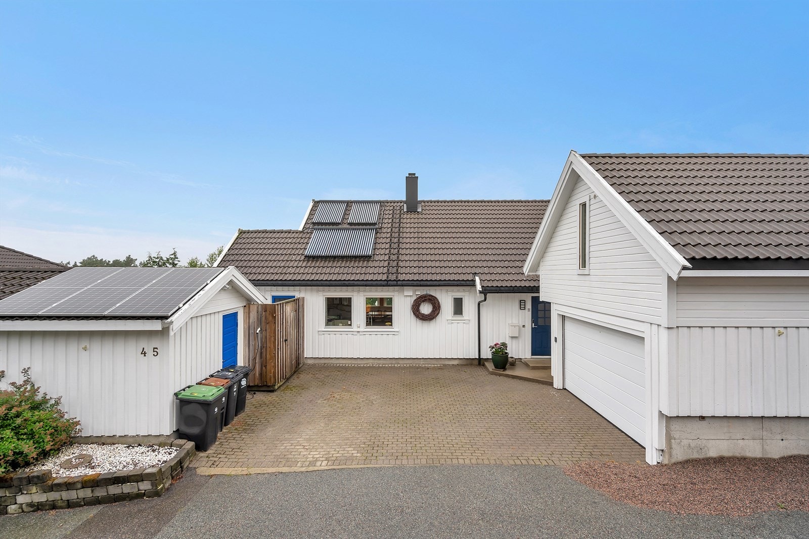 Stor garasje, bod, brosteinsbelagt innkjørsel, m.m. Galleribilde