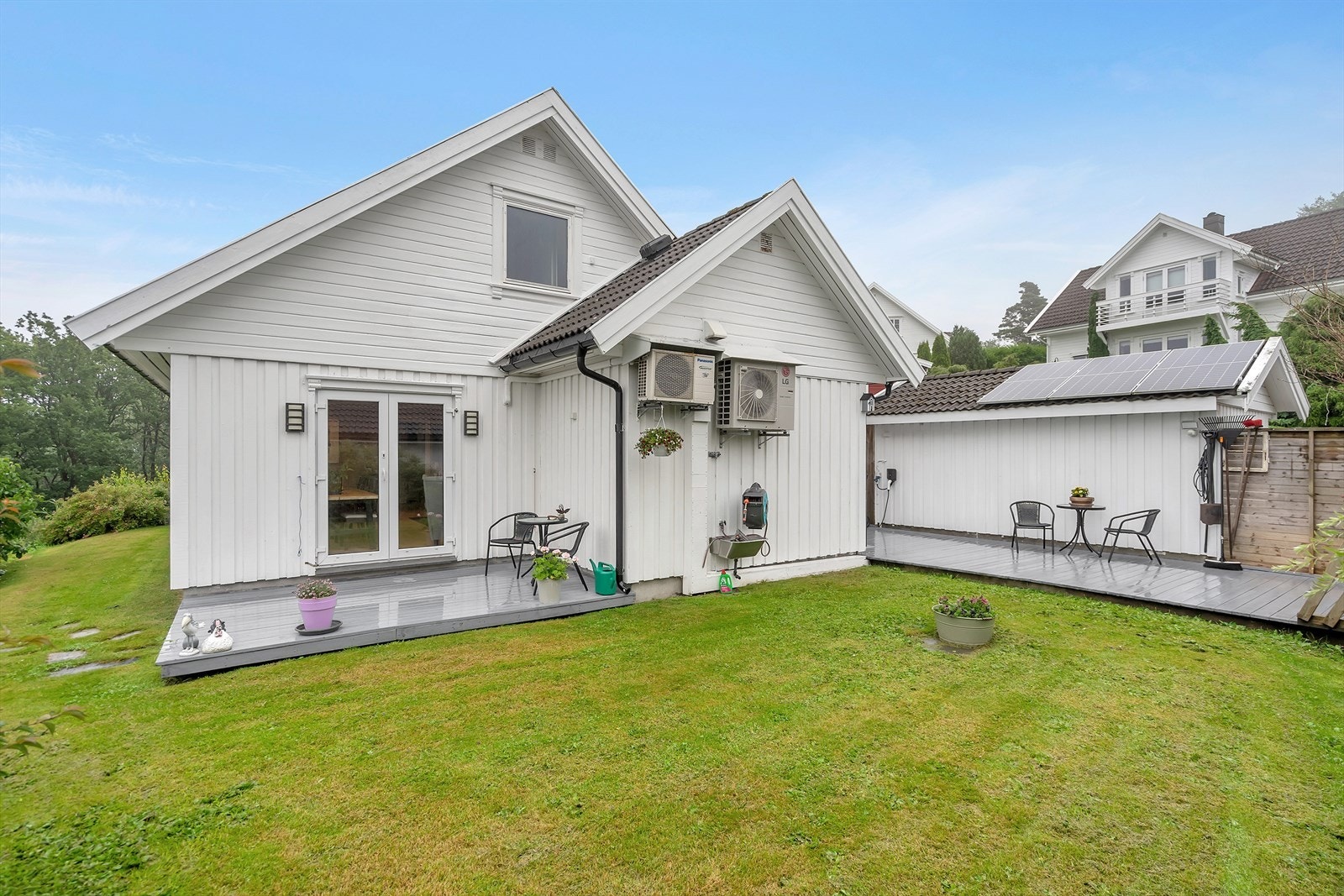 Velholdt uteområde med hekk, gressplen, div. beplatning og terrasser Galleribilde