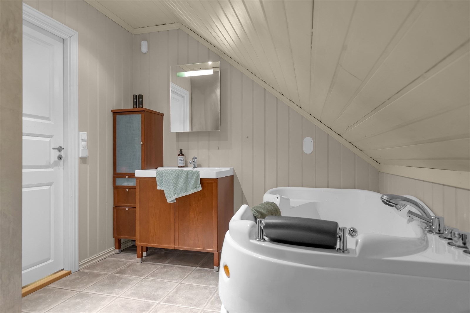 Badekar, dusjkabinett, toalett og servant Galleribilde