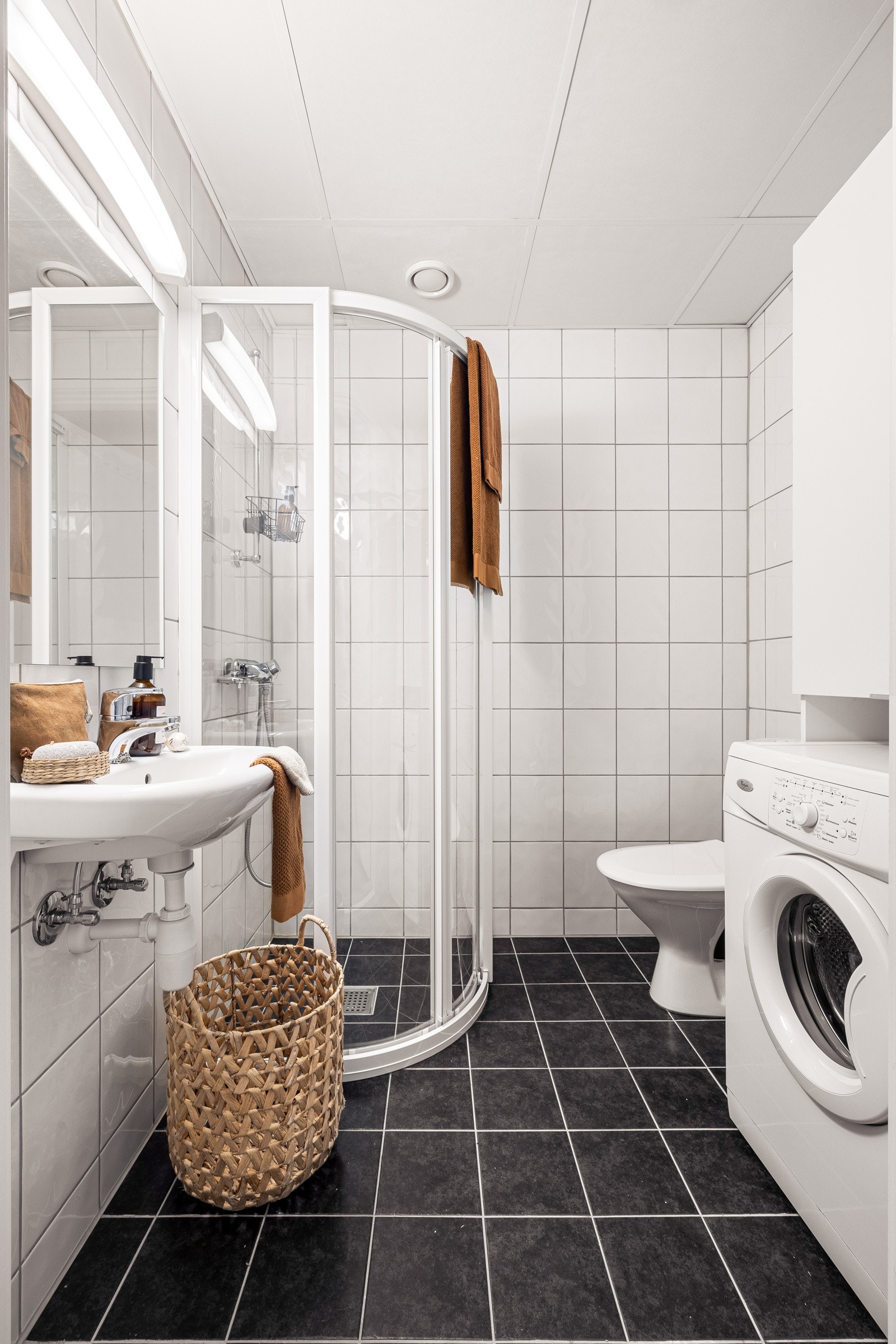 - Badet på 3 kvm er helfliset og har varme i gulv - Galleribilde
