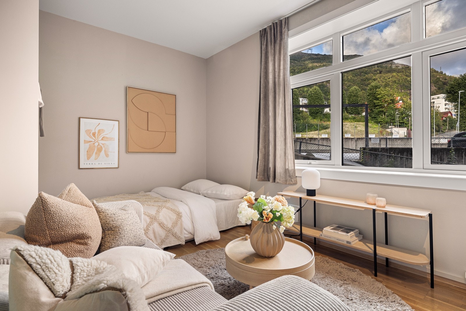 - Det store vinduet slipper inn mye godt naturlig lys - Galleribilde