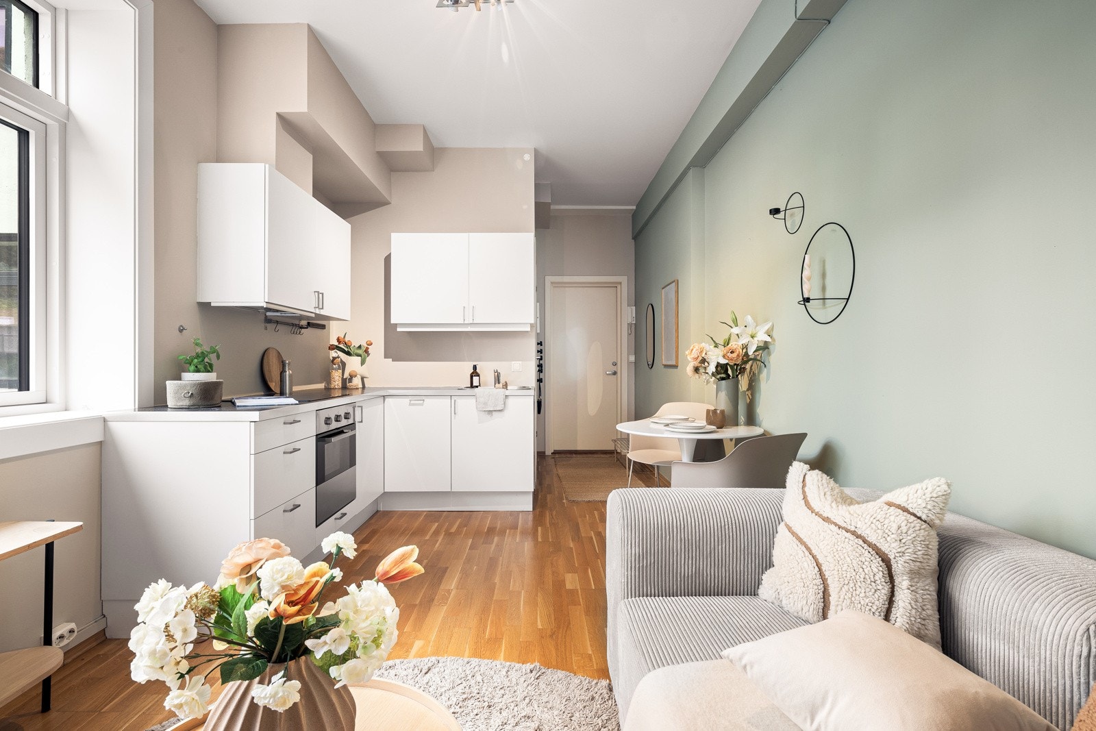 - Kjøkken har lys slett innredning og laminat benkeplate - Galleribilde