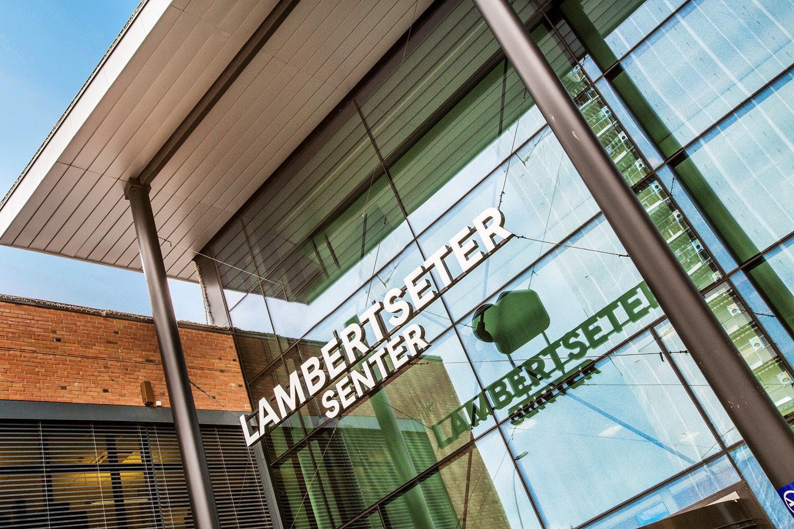 En liten spasertur unnar så finner du Lambertseter senter. Et nærsenter som består 85 butikker og flere hyggelige spisesteder. I tillegg finner du også Symra Kino. Galleribilde