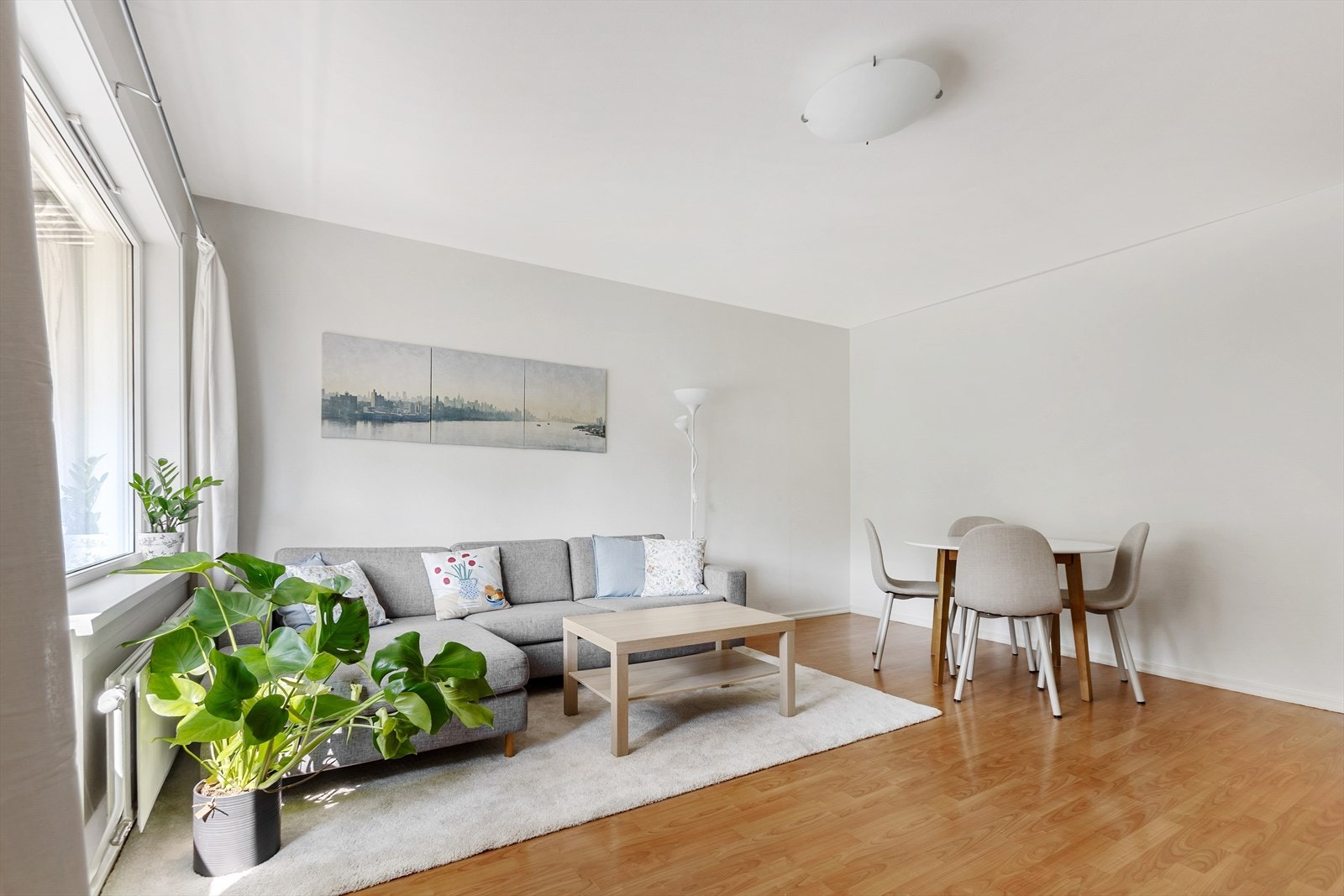 Sjarmerende stue med plass til både sofagruppe og spisestue. Galleribilde