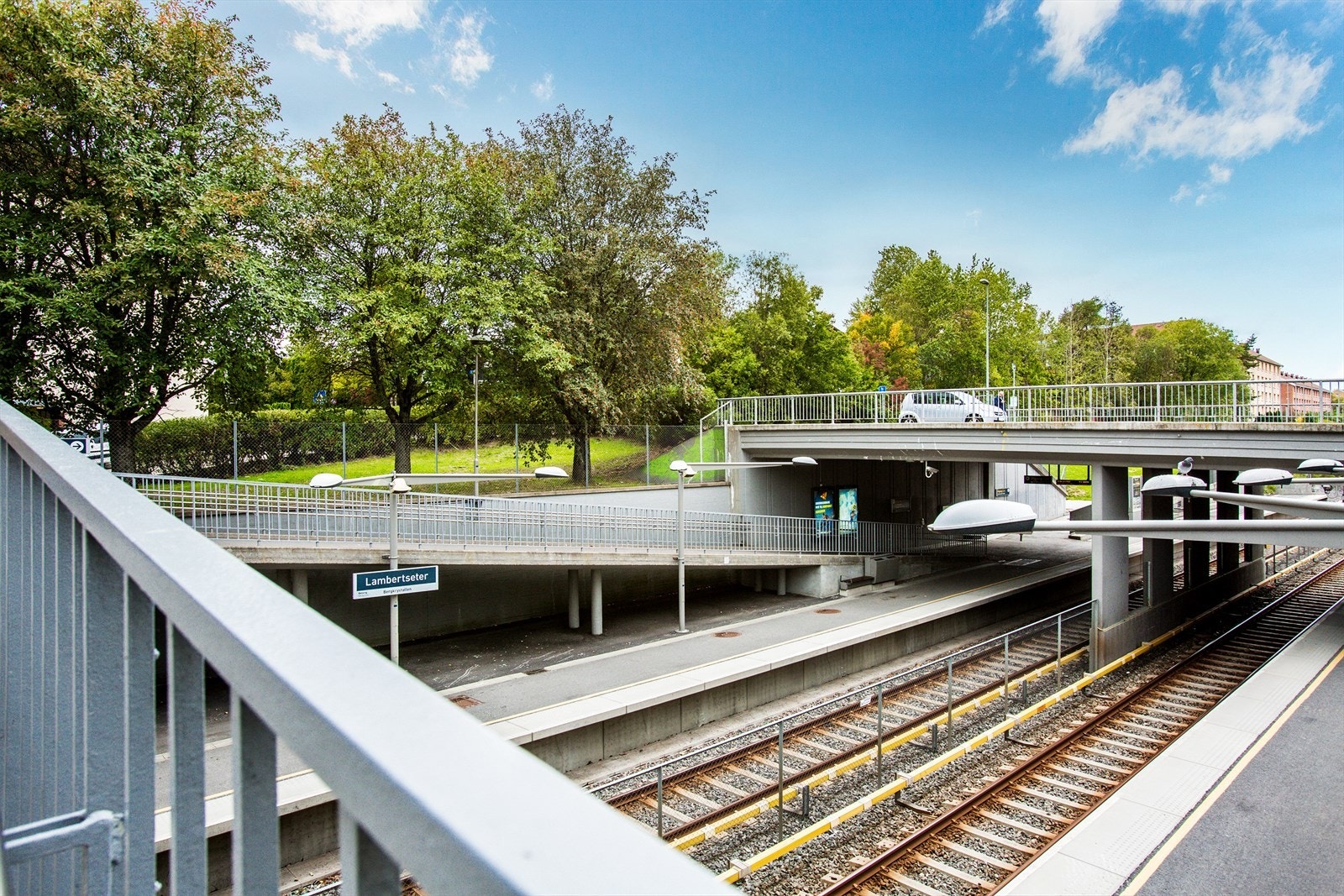 Lambertseter et populært område med gode kollektive muligheter. T-banen tar deg fra Lambertseter til sentrum på i underkant av kun 20 minutter. Galleribilde
