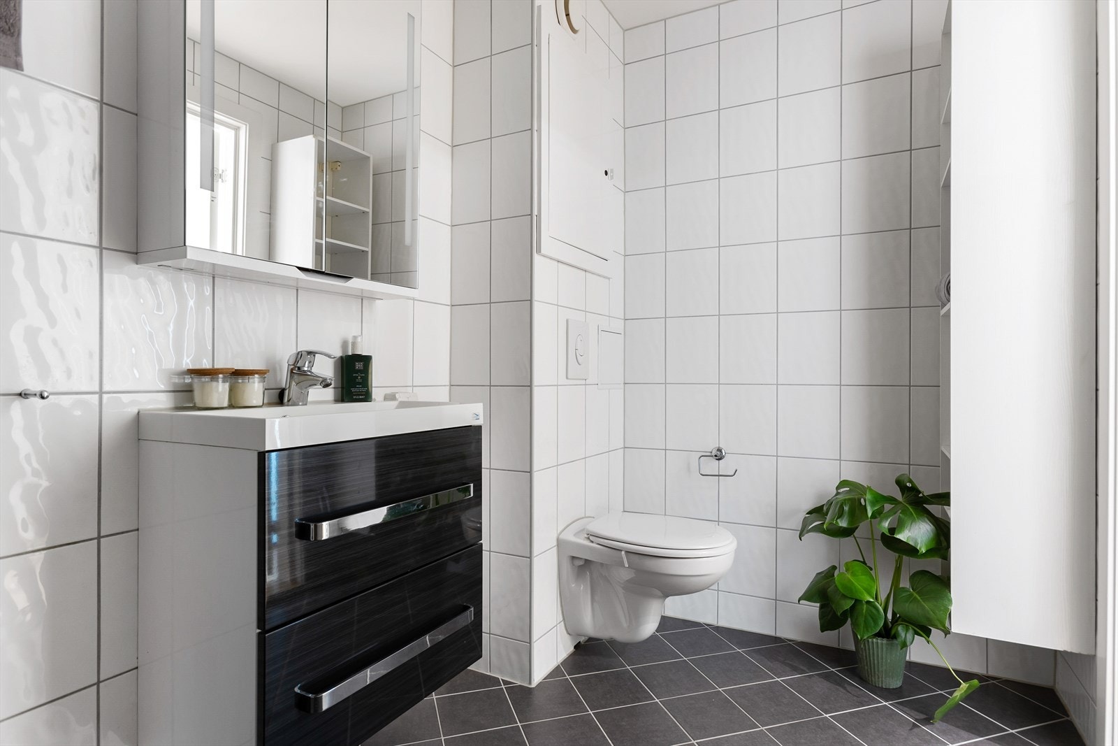 Det er også et vegghengt høyskap, et vegghengt toalett og et dusjhjørne med svingdører. I tillegg er det opplegg for vaskemaskin. Galleribilde
