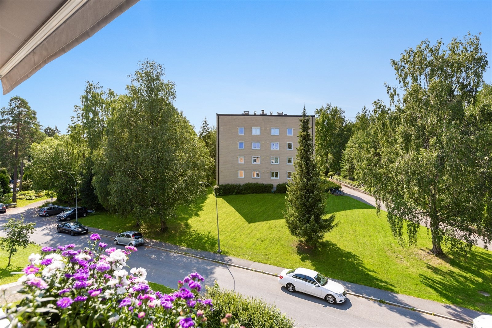 Fra balkongen har du utsikt over det naturskjønne nærområdet. Galleribilde