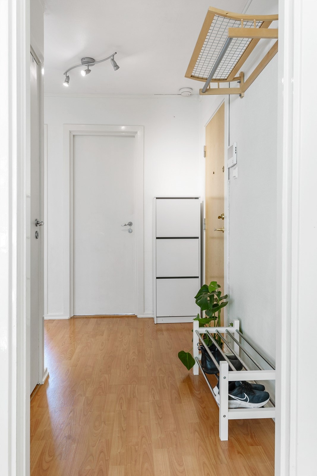 Tilbake i leiligheten - På den andre siden av boligen har du tilgang til bad, kjøkken og hovedsoverom. Galleribilde