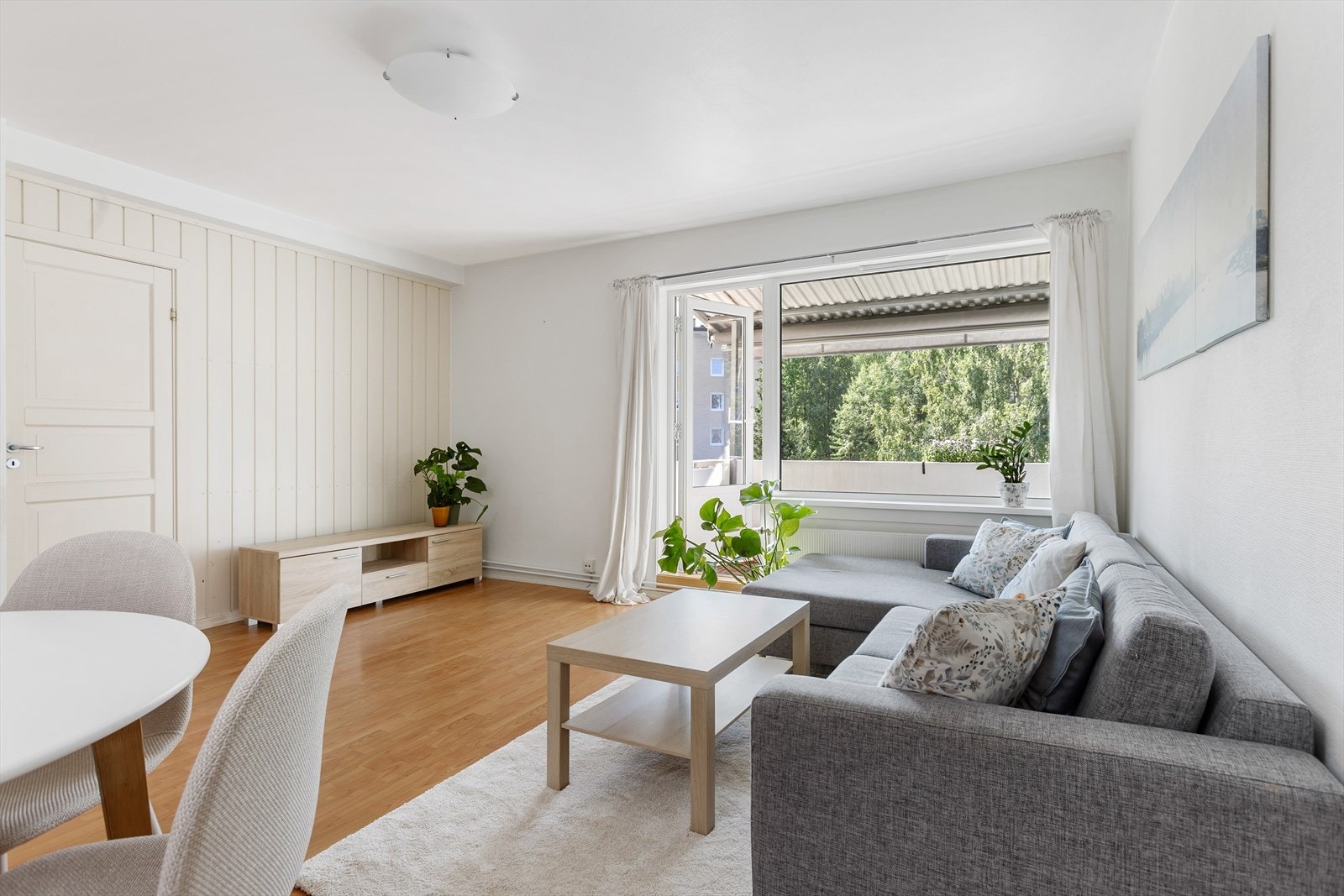 Stuen er lys og romslig og er et hyggelig samlingspunkt for venner og familie. Galleribilde