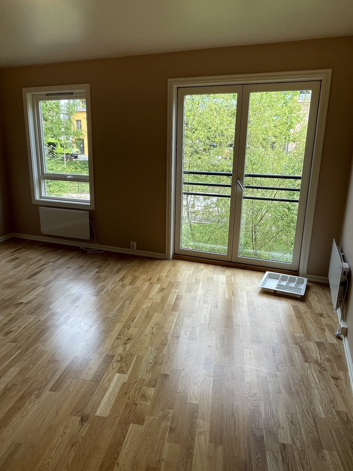 Stue med plass til sofagruppe og spisebord. Fantastisk utsikt mot Akerselven. Fransk balkong. Galleribilde