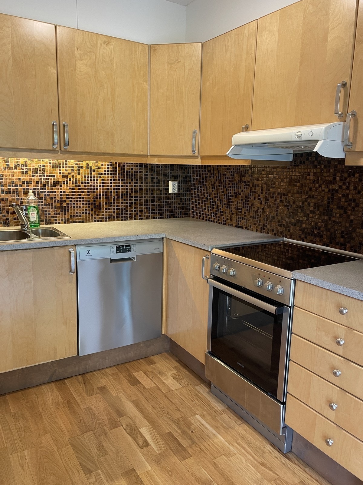 Sentral 3-roms leilighet med varmtvann, tv og internett inkludert. Galleribilde