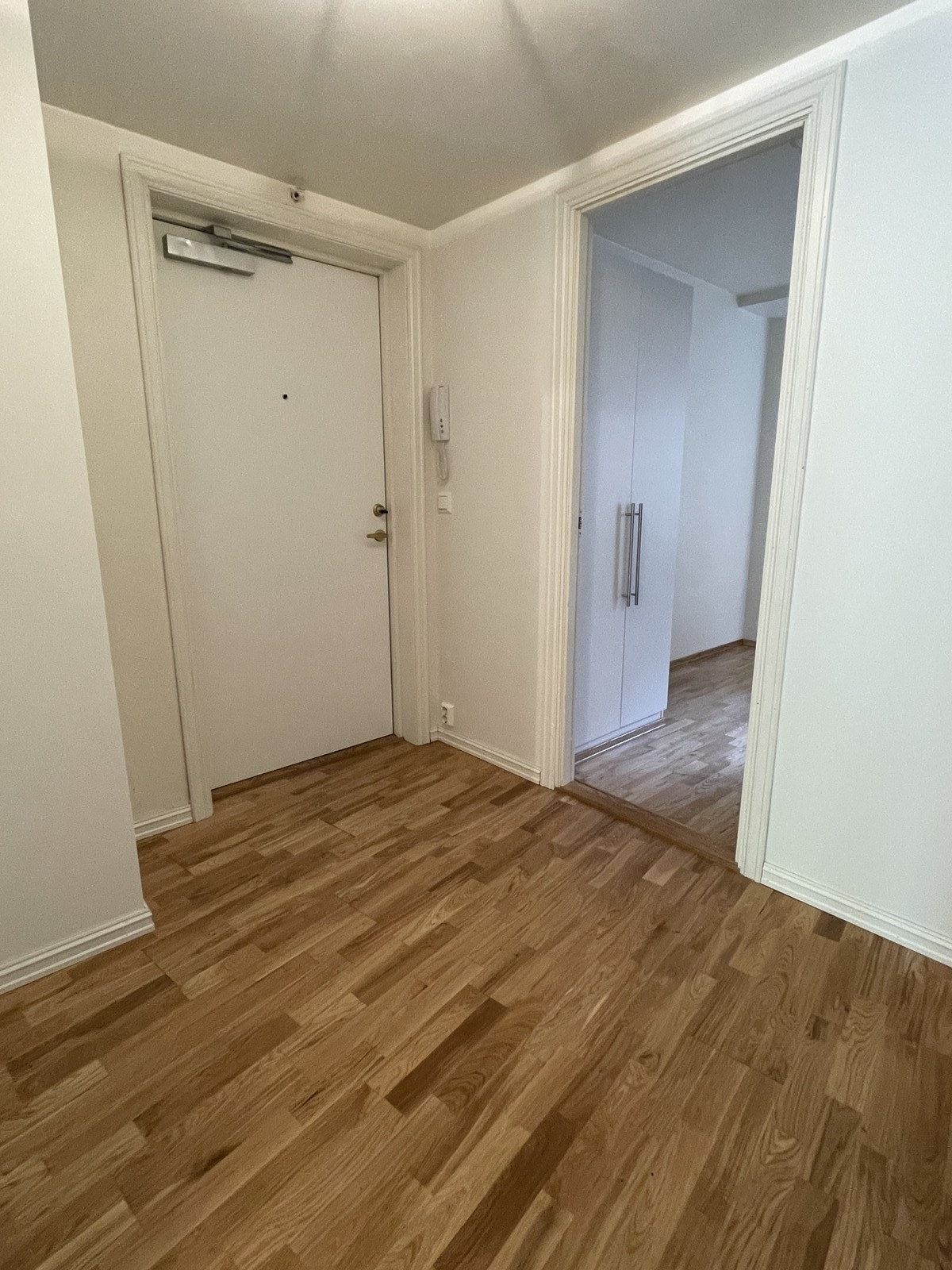 Romslig entre med skoskap om ønskelig. Galleribilde