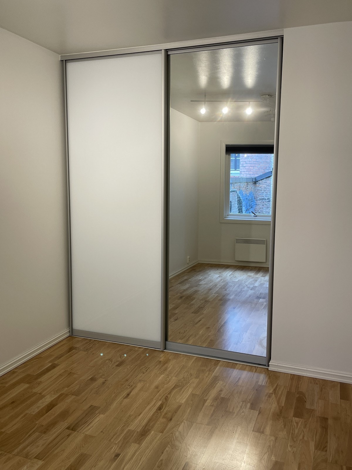 Intergrert skyvedørsskap med god oppbevaringsplass. Galleribilde