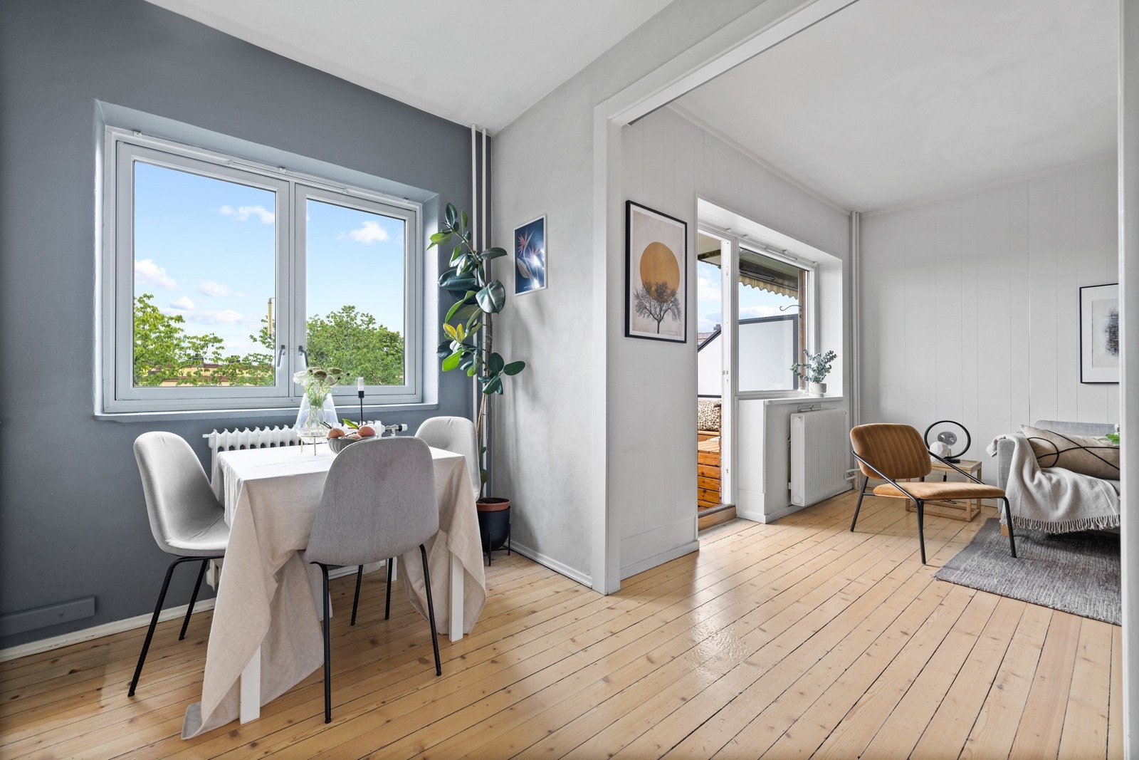 Store vindusflater slipper rikelig med naturlig lys inn og skaper en hyggelig atmosfære. Galleribilde
