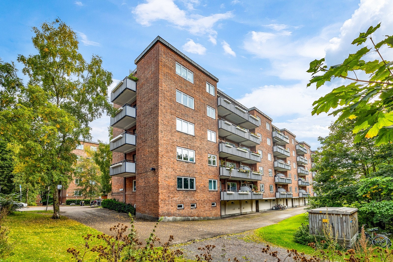 Uteområde er pent opparbeidet med plen, asfalterte internveier, lekeplass og beplantning. Galleribilde