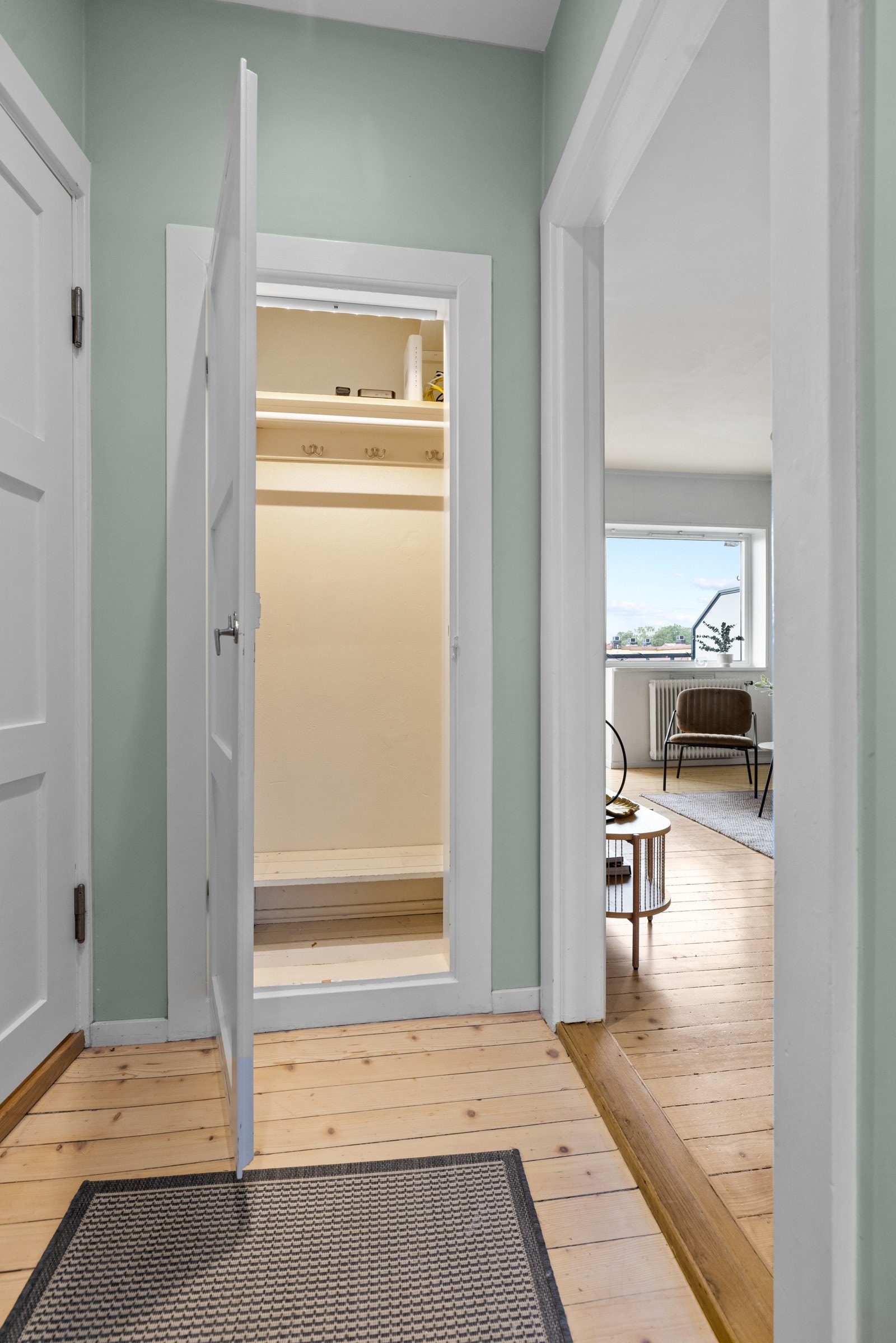 Fra entré er det tilgang til praktisk kott med oppbevaringsmuligheter. Galleribilde