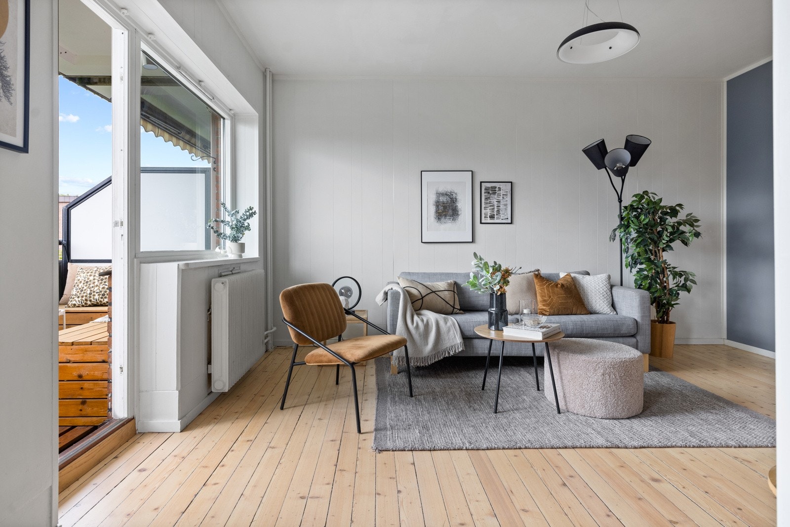 Stue med utgang til balkong. Galleribilde