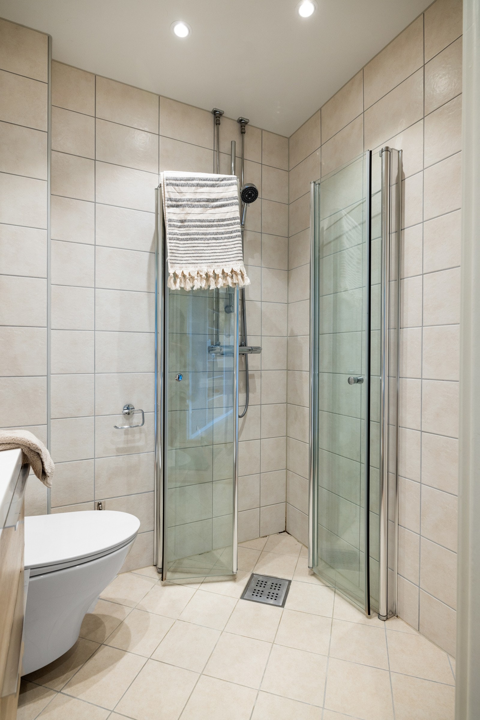 Varme i gulv, downlights i himling og opplegg for vaskemaskin. Galleribilde