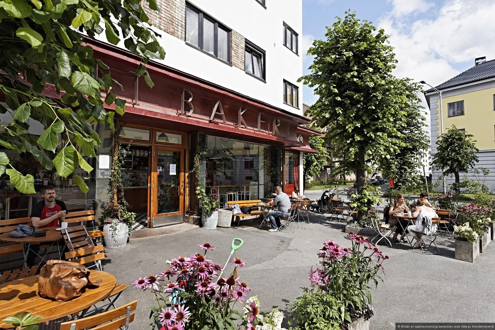 Bare noen minutter unna leiligheten finner du Åpent bakeri som selger deilig kaffe og bakevarer. Om kvelden tar Lofthus Samvirkelag over driften og serverer pizza og drikke Galleribilde