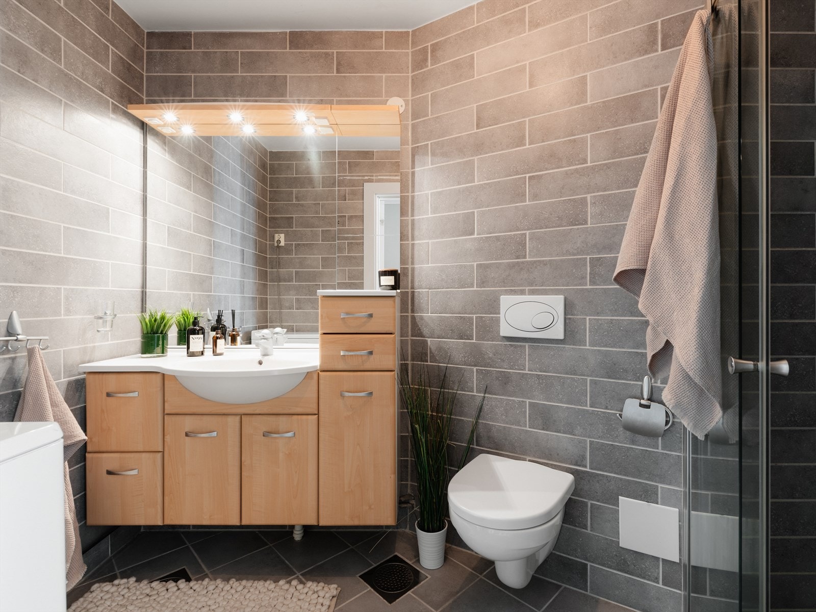 Flislagt bad fra 2008 med gulvvarme og opplegg til vaskemaskin Galleribilde