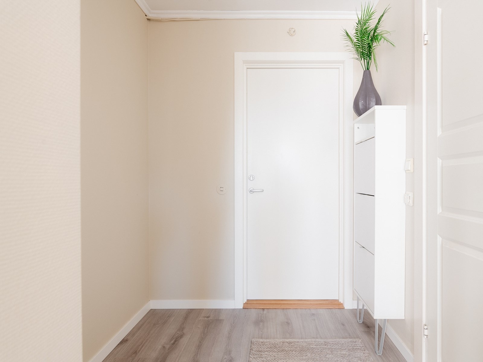 Romslig entré hvor det er god plass til et garderobeskap Galleribilde