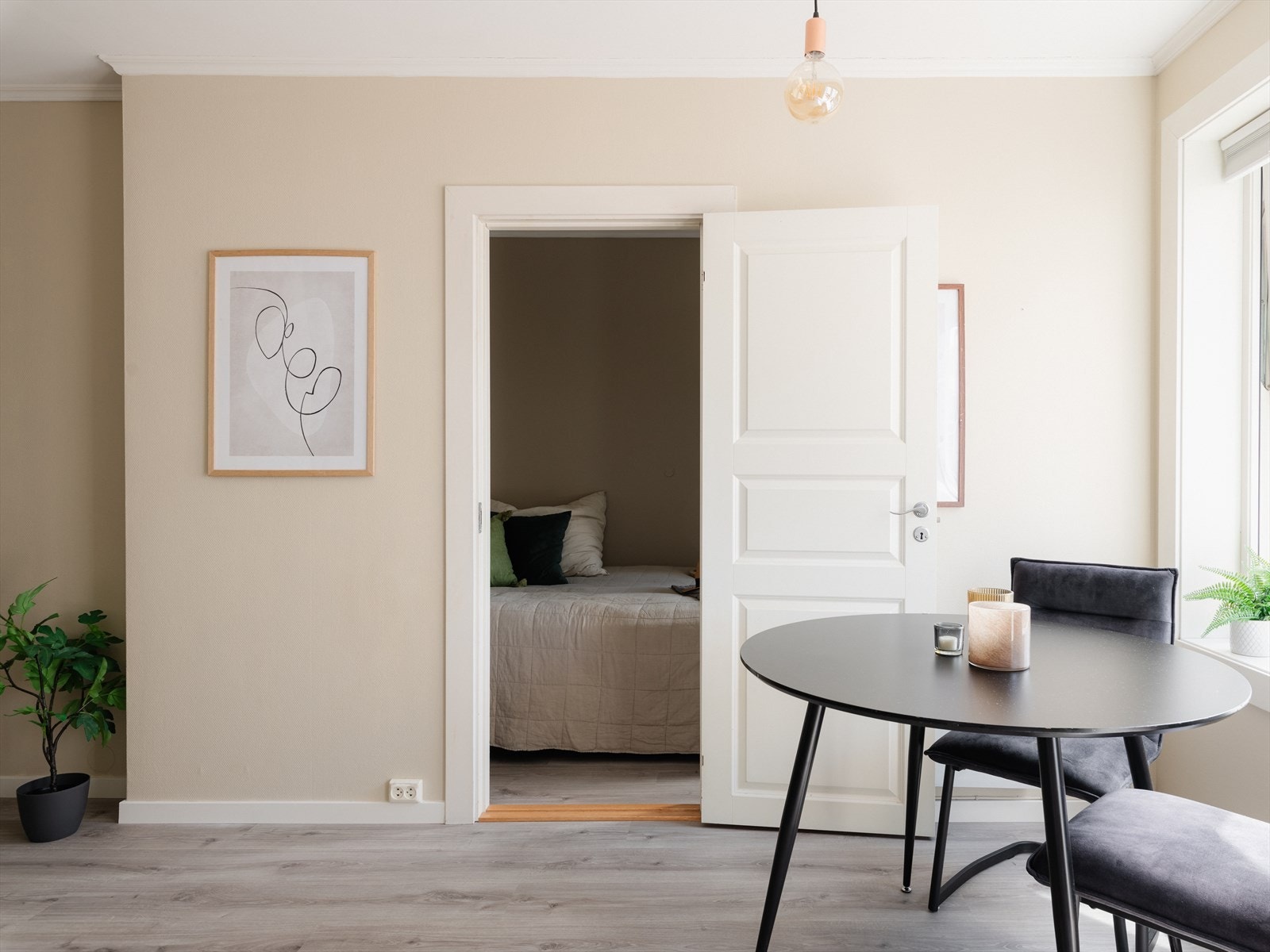 Borettslaget har 21 garasjeplasser til utleie. Det er per 27.07 ingen på venteliste for parkering. Det koster 350,-/mnd for parkeringsplass Galleribilde