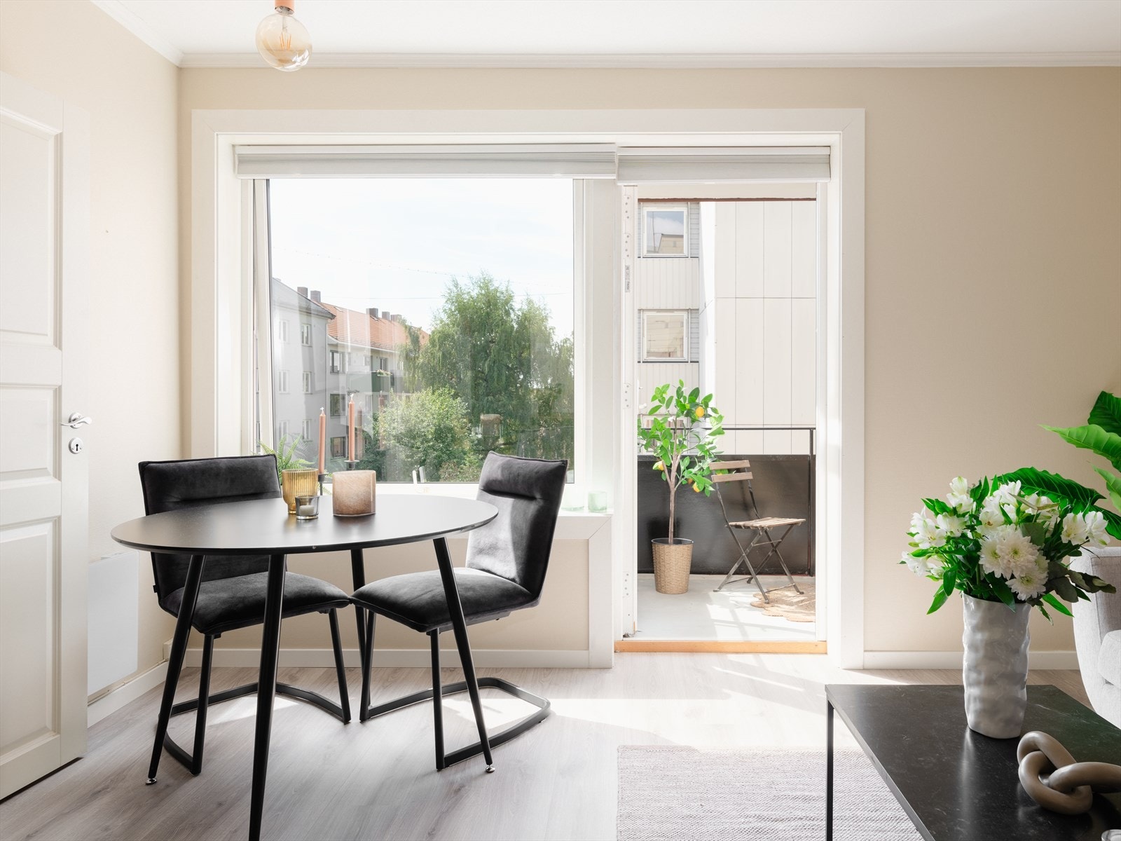 Leiligheten ligger skjermet til og har åpent utsyn til hyggelige grøntområder fra stuevinduene og balkongen Galleribilde