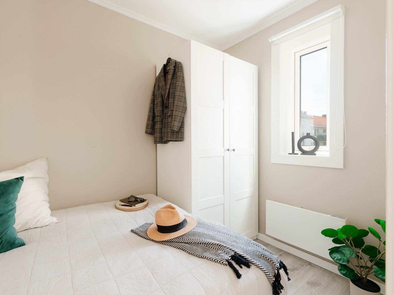 Lunt og hyggelig soverom med god plass til dobbeltseng og tilhørende møblement Galleribilde