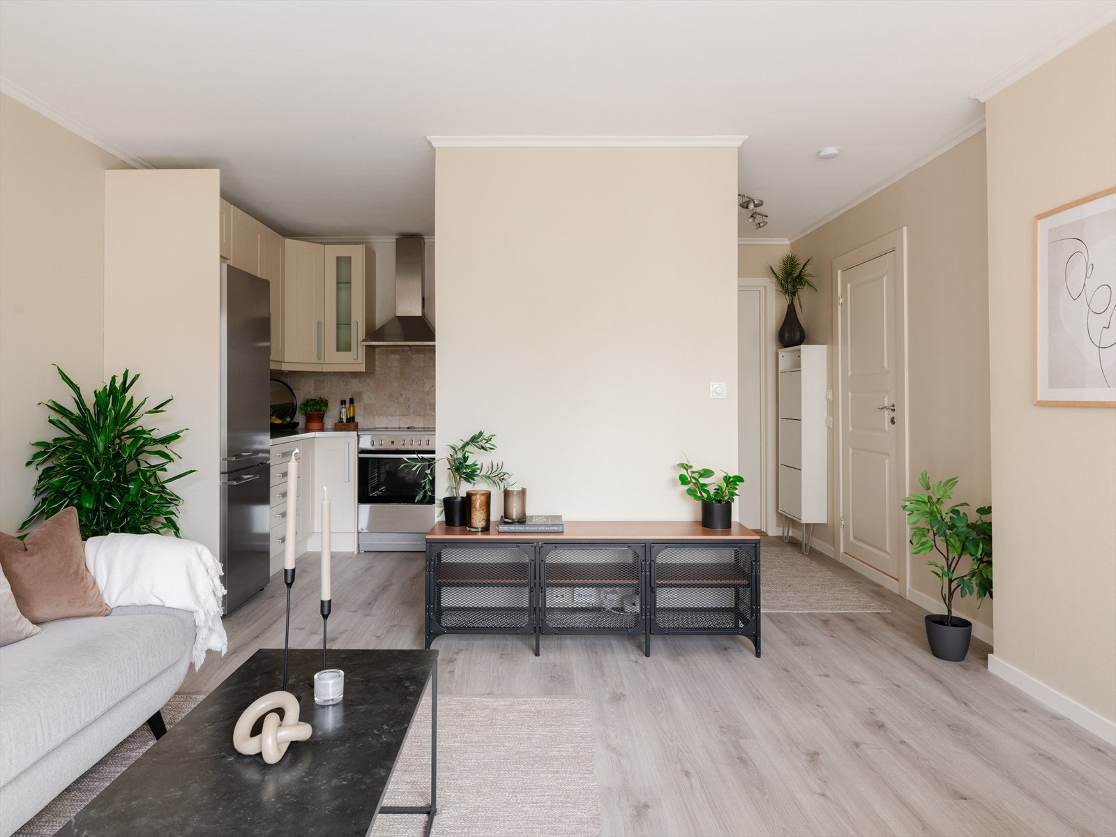 Leiligheten er nymalt og har fått et nytt og pent laminatgulv Galleribilde