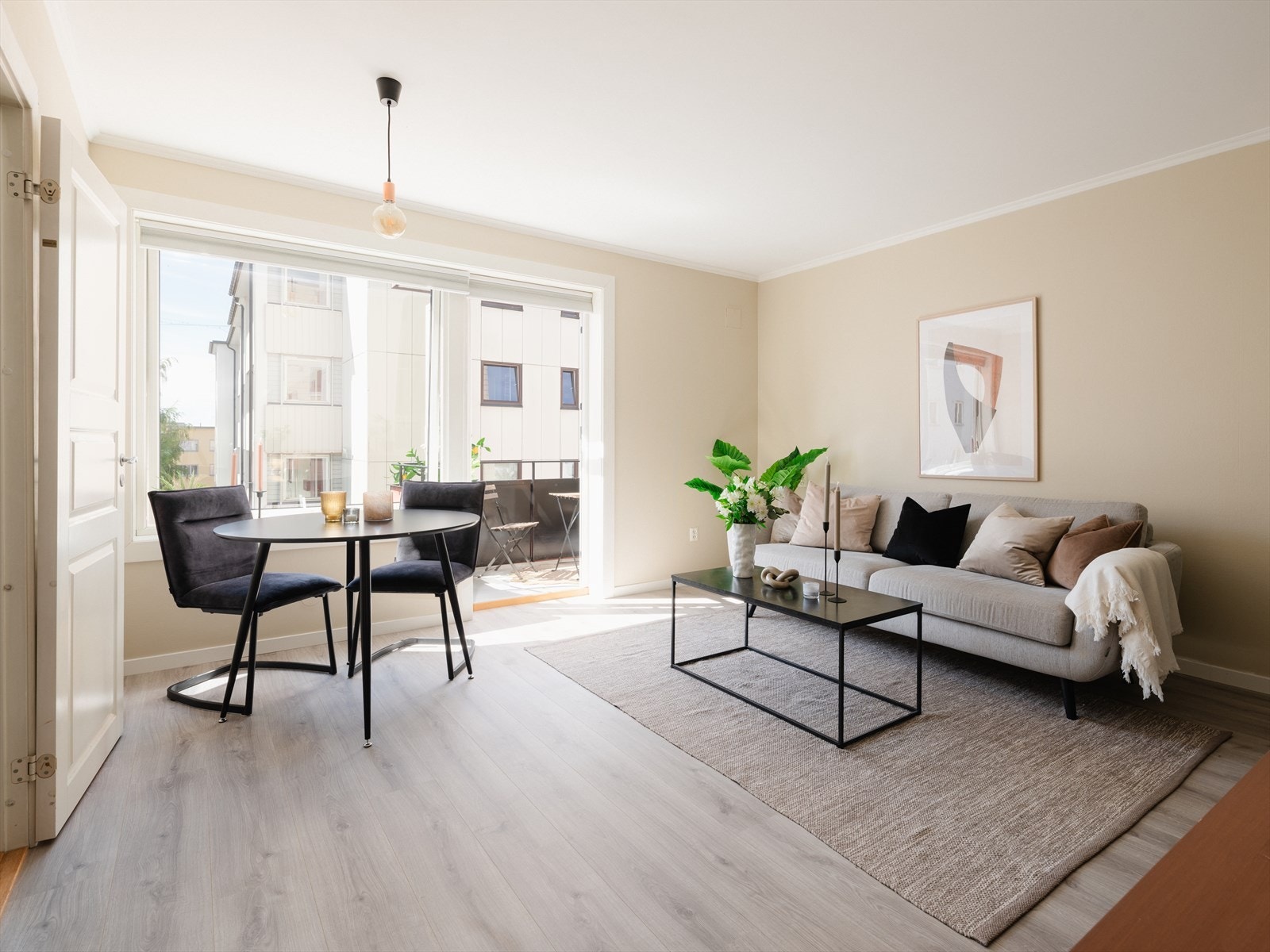 Stuen har en romslig planløsning med god plass til sofa, spisebord og TV-møblement Galleribilde