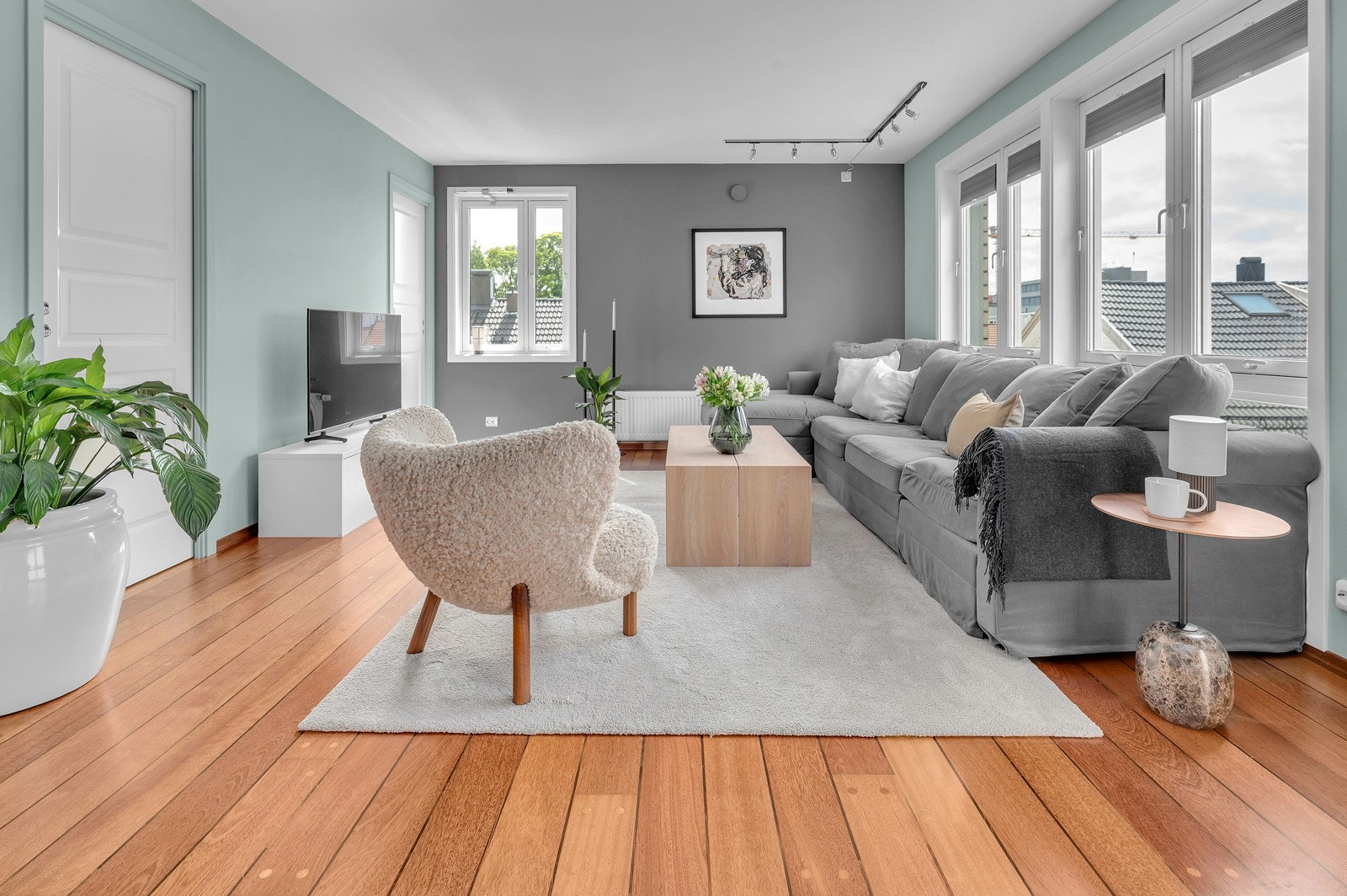 Leiligheten har en stor stue med god plass til både sofa og spisestue Galleribilde