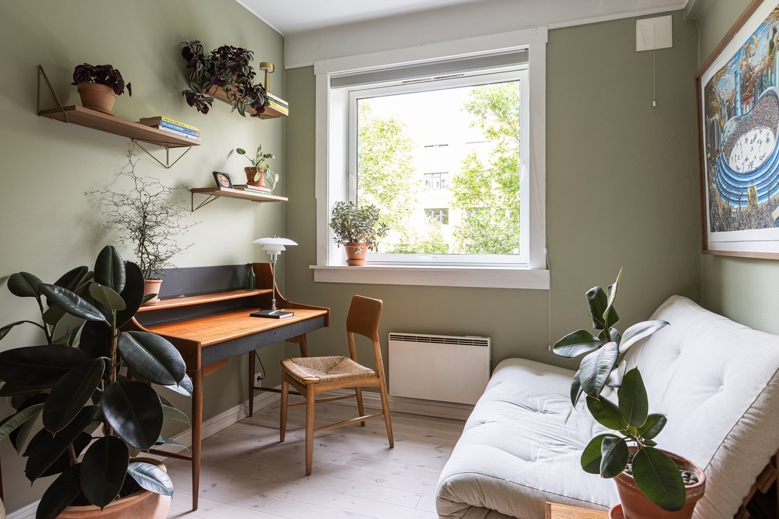 Soverom 2 med plass til dobbeltseng og skap Galleribilde