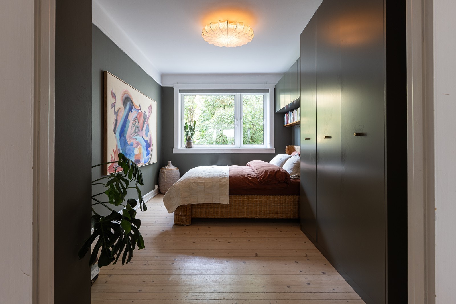 Stort og romslig soverom 1 med plass til dobbeltseng, nattbord på begge sider og skap Galleribilde